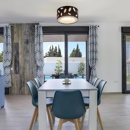 Privada Con Piscina En Conil De La Frontera, Cerca Del Golf Y Parque Genoves - Es-180-276 *
